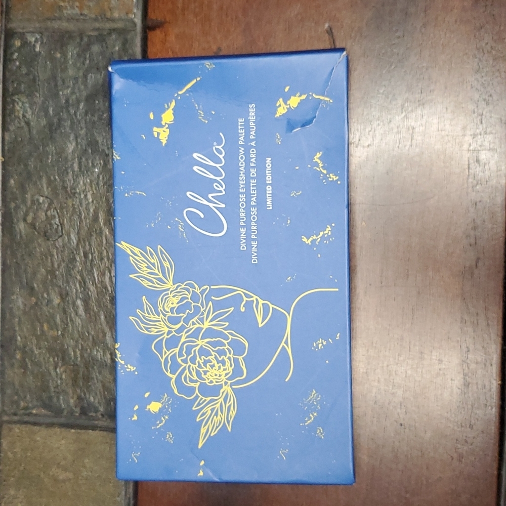NWOT Eye shadow pallet